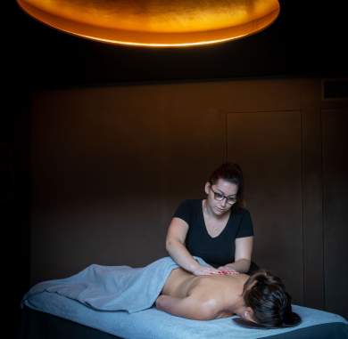 masseuse massage table in the Vosges