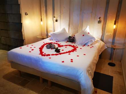 lit d'une chambre love room avec décoration romantique dans les vosges près de l'alsace